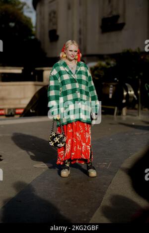 Street style, Kristen Bateman arriving at Rokh Spring Summer 2023 show, held at Palais de Chaillot, Paris, France, on October 3, 2022. Photo by Marie-Paola Bertrand-Hillion/ABACAPRESS.COM Stock Photo