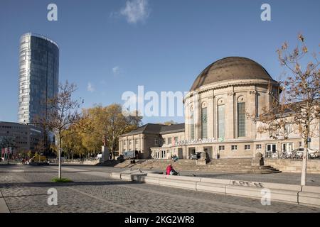 the Cologne Triangle Tower and the railway station Cologne Messe / Deutz at the Otto square in the district Deutz, Cologne, Germany. der KoelnTriangle Stock Photo