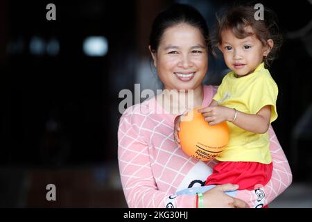 Daily life. Cambodian mother and child  living in a poor district. Portrait. Phnom Penh. Cambodia. Stock Photo