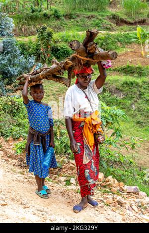 Mother and daughter carrying firewood in western Rwanda Stock Photo - Alamy