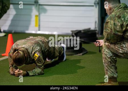 1st Lt. Molly Murphy from Tripler Army Medical Center, endures the Plank during the Army Combat Fitness Test in the 2022 Medical Readiness Command, Pacific Best Medic Competition Wednesday, October 26th 2022 at Joint Base Lewis-McChord. Stock Photo