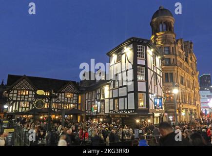 The Old Wellington Inn and Sinclairs Oyster House,at dusk, 4 Cathedral Gates,Manchester, Greater Manchester, M3 1SW Stock Photo