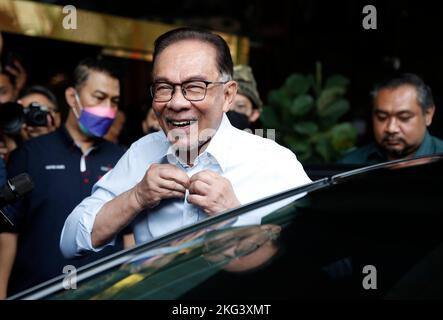 Kuala Lumpur, Malaysia. 21st Nov, 2022. Malaysian opposition leader Anwar Ibrahim (L) reacts as he arrives for a special meeting in Kuala Lumpur. It is learned that the special meeting between the two coalitions of the party of Pakatan Harapan (Alliance of Hope) and Barisan Nasional (National Front), is to form a federal government, as no single coalition secured a simple majority to form a federal government for the just concluded 15th General Election. (Photo by Wong Fok Loy/SOPA Images/Sipa USA) Credit: Sipa USA/Alamy Live News Stock Photo