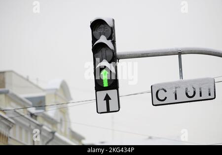 KYIV, UKRAINE - NOVEMBER 19, 2022 - Snow covers a traffic light, Kyiv, capital of Ukraine. Stock Photo