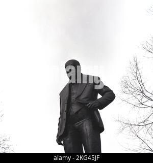 1960, historical, a bronze statue of the famous British statesman, soldier and writer Winston Churchill in Woodford Green, Essex, England, UK. British Prime Minister from 1940 -1945 & 1951-1955, Churchill was the MP for Woodford Green between 1945-1964 and present when the sculpture was unveiled in Ocober 1959. Stock Photo