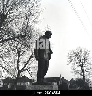 1960, historical, a bronze statue of the famous British statesman, soldier and writer Winston Churchill in Woodford Green, Essex, England, UK. British Prime Minister from 1940 -1945 & 1951-1955, Churchill was the MP for Woodford Green between 1945-1964 and present when the sculpture was unveiled in Ocober 1959. Stock Photo