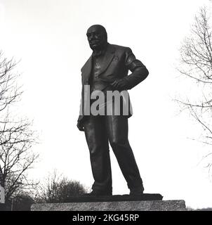 1960, historical, a bronze statue of the famous British statesman, soldier and writer Winston Churchill in Woodford Green, Essex, England, UK. British Prime Minister from 1940 -1945 & 1951-1955, Churchill was the MP for Woodford Green between 1945-1964 and present when the sculpture was unveiled in Ocober 1959. Stock Photo