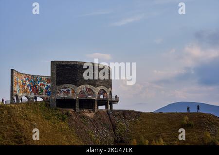 Denkmal der georgisch-russischen Freundschaft zum Vertrag von Georgijewsk, georgische Heerstraße, Mzcheta-Mtianeti, Großer Kaukasus, Georgien Stock Photo