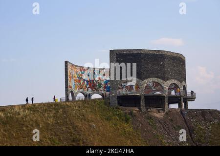 Denkmal der georgisch-russischen Freundschaft zum Vertrag von Georgijewsk, georgische Heerstraße, Mzcheta-Mtianeti, Großer Kaukasus, Georgien Stock Photo