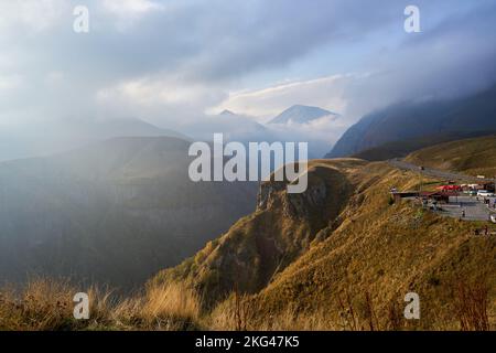 Blick in die Teufelschlucht von dem Denkmal der georgisch-russischen Freundschaft, georgische Heerstraße,  Großer Kaukasus, Georgien Stock Photo