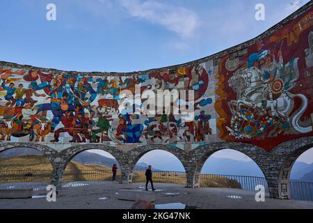 Denkmal der georgisch-russischen Freundschaft zum Vertrag von Georgijewsk, georgische Heerstraße, Mzcheta-Mtianeti, Großer Kaukasus, Georgien Stock Photo