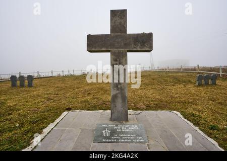 Friedhof und Denkmal für deutsche Kriegsgefangene aus dem 2. Weltkrieg, die hier durch Zwangsarbeit starben, Kreuzpass, Heerstraße, Kaukasus, Georgien Stock Photo