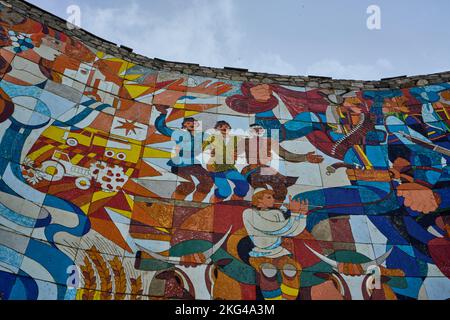 Denkmal der georgisch-russischen Freundschaft zum Vertrag von Georgijewsk, georgische Heerstraße, Mzcheta-Mtianeti, Großer Kaukasus, Georgien Stock Photo