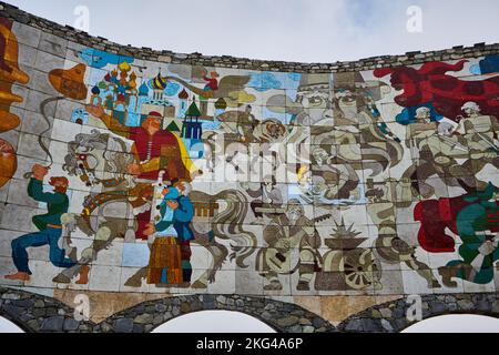 Denkmal der georgisch-russischen Freundschaft zum Vertrag von Georgijewsk, georgische Heerstraße, Mzcheta-Mtianeti, Großer Kaukasus, Georgien Stock Photo