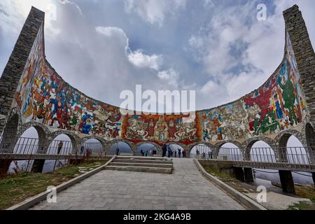 Denkmal der georgisch-russischen Freundschaft zum Vertrag von Georgijewsk, georgische Heerstraße, Mzcheta-Mtianeti, Großer Kaukasus, Georgien Stock Photo