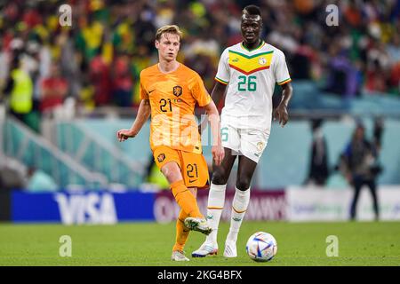 DOHA, QATAR - NOVEMBER 21: Frenkie de Jong of the Netherlands battles for the ball with Alfred Gomis of Senegal during the Group A - FIFA World Cup Qatar 2022 match between Senegal and Netherlands at Al Thumama Stadium on November 21, 2022 in Doha, Qatar (Photo by Pablo Morano/BSR Agency) Stock Photo