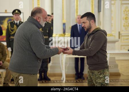 Kyiv, Ukraine. 21st Nov, 2022. Ukrainian President Volodymyr Zelenskyy, presents celebrity chef and founder of World Central Kitchen Jose Andres, left, with a state award during a ceremony at the White Hall of Heroes in the Mariyinsky Palace, November 21, 2022 in Kyiv, Ukraine. Credit: Ukraine Presidency/Ukrainian Presidential Press Office/Alamy Live News Stock Photo