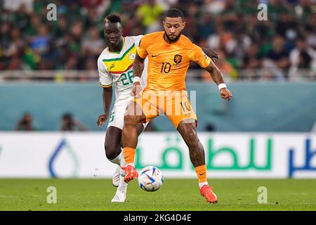 DOHA, QATAR - NOVEMBER 21: Alfred Gomis of Senegal battles for the ball with Memphis Depay of the Netherlands during the Group A - FIFA World Cup Qatar 2022 match between Senegal and Netherlands at Al Thumama Stadium on November 21, 2022 in Doha, Qatar (Photo by Pablo Morano/BSR Agency) Stock Photo