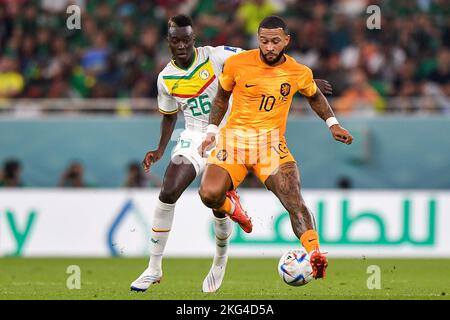 DOHA, QATAR - NOVEMBER 21: Alfred Gomis of Senegal battles for the ball with Memphis Depay of the Netherlands during the Group A - FIFA World Cup Qatar 2022 match between Senegal and Netherlands at Al Thumama Stadium on November 21, 2022 in Doha, Qatar (Photo by Pablo Morano/BSR Agency) Stock Photo