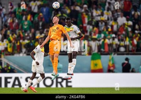 DOHA, QATAR - NOVEMBER 21: Teun Koopmeiners of the Netherlands and Alfred Gomis of Senegal during the Group A - FIFA World Cup Qatar 2022 match between Senegal and Netherlands at Al Thumama Stadium on November 21, 2022 in Doha, Qatar (Photo by Pablo Morano/BSR Agency) Stock Photo