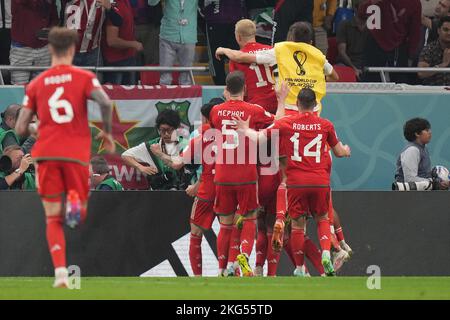 Ar Rayyan, Qatar. 21st Nov, 2022. Gareth Bale of Wales celebrates his goal with his teammates during the Qatar 2022 World Cup match, group B, date 1, between USA and Wales played at Al Rayyan Stadium on Nov 21, 2022 in Ar-Rayyan, Qatar. (Photo by Bagu Blanco/PRESSINPHOTO) Credit: PRESSINPHOTO SPORTS AGENCY/Alamy Live News Stock Photo