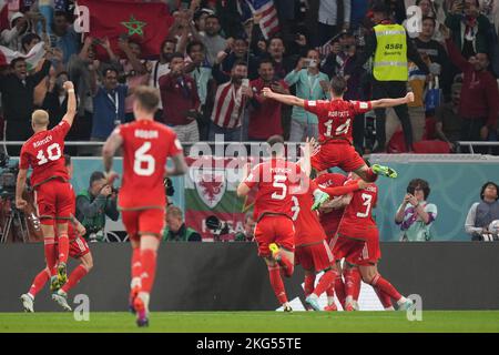 Ar Rayyan, Qatar. 21st Nov, 2022. Gareth Bale of Wales celebrates his goal with his teammates during the Qatar 2022 World Cup match, group B, date 1, between USA and Wales played at Al Rayyan Stadium on Nov 21, 2022 in Ar-Rayyan, Qatar. (Photo by Bagu Blanco/PRESSINPHOTO) Credit: PRESSINPHOTO SPORTS AGENCY/Alamy Live News Stock Photo