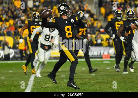 PITTSBURGH, PA - NOVEMBER 20: Pittsburgh Steelers quarterback