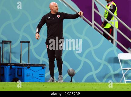 Ar Rayyan, Qatar. 21st Nov, 2022. Soccer: World Cup, USA - Wales, Preliminary Round, Group B, Matchday 1, Ahmed bin Ali Stadium, Rob Page, coach of Wales, gives instructions from the sidelines, Credit: Tom Weller/dpa/Alamy Live News Stock Photo