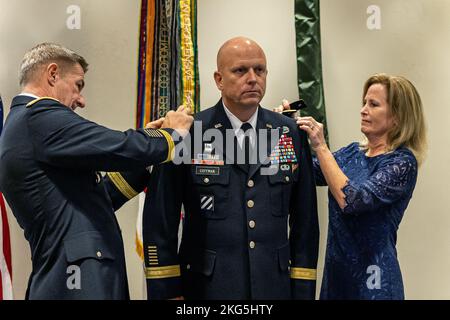 LTG Ross Coffman, Deputy Commanding General, Army Futures Command, is promoted and presented his third star by Gen James C. McConville, Chief of Staff, US Army, on Tuesday, October 4th, 2022 in Austin, TX (US Army Photo by Patrick Hunter) Stock Photo