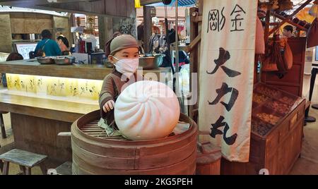 SHANGHAI, CHINA - NOVEMBER 18, 2022 - Photo taken on Nov 18, 2022 shows the reopening of 'Jianghu -- City Market', an online food street themed on cla Stock Photo