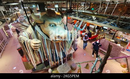 SHANGHAI, CHINA - NOVEMBER 18, 2022 - Photo taken on Nov 18, 2022 shows the reopening of 'Jianghu -- City Market', an online food street themed on cla Stock Photo