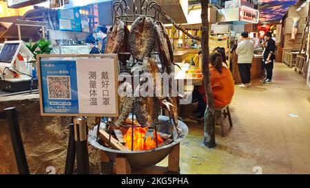 SHANGHAI, CHINA - NOVEMBER 18, 2022 - Photo taken on Nov 18, 2022 shows the reopening of 'Jianghu -- City Market', an online food street themed on cla Stock Photo