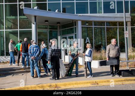 Minneapolis, Minnesota. People with firearms waiting in line for their turn to enter the gun buyback event at the Colin Powell Center. Anyone who turn Stock Photo