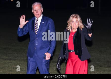 Washington, USA. 21st Nov, 2022. President Joe Biden and first lady walk on the South Lawn of the White House on November 21, 2022 in Washington, DC., after a trip to Cherry Point, North Carolina, where they participated in a Friendsgiving dinner with serviceÊmembers and military families. (Photo by Oliver Contreras/Sipa USA) Credit: Sipa USA/Alamy Live News Stock Photo