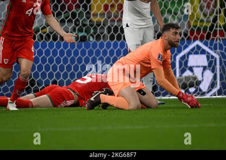 DOHA, Al Rayyan, Qatar. , . Matt TURNER keeper of team USA, Chris MEPHAM 5, of Wales Football FIFA World Cup 2022 in Qatar, 22. Fussball Welt Cup, DOHA, Katar, Ahmed bin ALI Stadium, copyright © Anthony STANLEY/ATP images Credit: SPP Sport Press Photo. /Alamy Live News Stock Photo