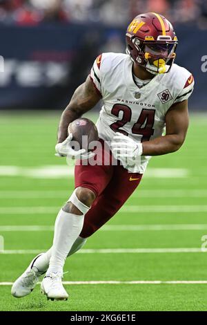 Washington Commanders running back Antonio Gibson warms up before an NFL  football game against the Houston Texans Sunday, Nov. 20, 2022, in Houston.  (AP Photo/David J. Phillip Stock Photo - Alamy