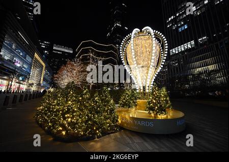 New York, USA. 21st Nov, 2022. Holiday lights and decorations added to outside structures of Hudson Yards, New York, NY, November 21, 2022. (Photo by Anthony Behar/Sipa USA) Credit: Sipa USA/Alamy Live News Stock Photo