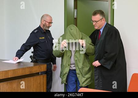 Munich, Germany. 22nd Nov, 2022. The defendant (M) is led into the courtroom by his lawyer, Olaf Groborz (r) and a police officer. The 85-year-old man is charged with the manslaughter of his wife, who was in need of care. Credit: Tobias Hase/dpa/Alamy Live News Stock Photo