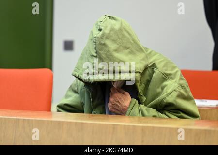 Munich, Germany. 22nd Nov, 2022. The defendant sits in his seat in the courtroom, hiding his face behind his hood. The 85-year-old defendant has to answer for manslaughter of his dependent wife. Credit: Tobias Hase/dpa/Alamy Live News Stock Photo