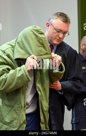 Munich, Germany. 22nd Nov, 2022. The defendant (r) is led into the courtroom by his lawyer, Olaf Groborz. The 85-year-old defendant has to answer for manslaughter of his dependent wife. Credit: Tobias Hase/dpa/Alamy Live News Stock Photo