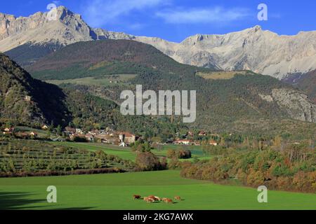 France, Hautes-Alpes Montmaur, village at the foot of the Devoluy massif, plateau de Bure Stock Photo
