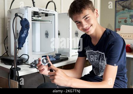 Student working in a technetium in a secondary school with a 3d printer. Holland. vvbvanbree fotografie. Stock Photo