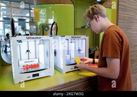 Student working in a Technasium in a secondary school with a 3d printer. Holland. vvbvanbree fotografie. Stock Photo