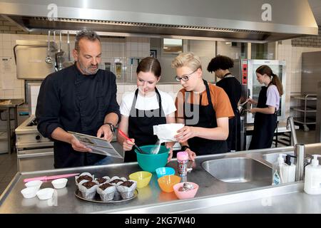 Students working in the kitchen with a teacher on a secondary school. Duiven Holland 2022. vvbvanbree fotografie. Stock Photo