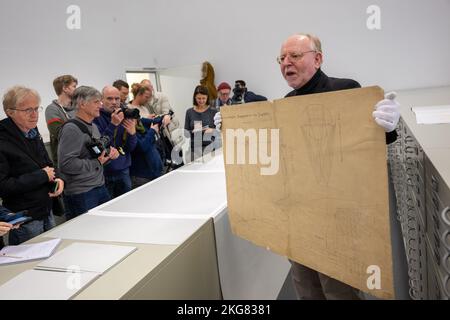 Munich, Germany. 22nd Nov, 2022. Wilhelm Füßl, long-time head of the archive of the Deutsches Museum, shows a large-format workshop drawing of aviation pioneer Otto Lilienthal during a press tour of the Deutsches Museum archive. Credit: Peter Kneffel/dpa/Alamy Live News Stock Photo