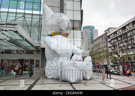 SHANGHAI, CHINA - NOVEMBER 22, 2022 - A 10-meter-high ARTALA STAR air model sculpture is seen on Fuzhou Road, People's Square, Shanghai, China, Novemb Stock Photo