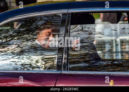 London, UK.  22 November 2022.  King Charles and the Queen Consort are driven down The Mall to Horse Guards Parade to greet Cyril Ramaphosa, President of the Republic of South Africa, during his State Visit.  It is the first State Visit hosted by King Charles Credit: Stephen Chung / Alamy Live News Stock Photo