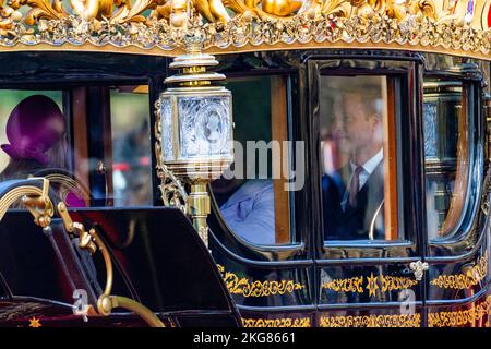 London, UK.  22 November 2022. The Prince and Princess of Wales are driven down The Mall during the State Visit of the President of the Republic of South Africa.  It is the first State Visit hosted by King Charles. Credit: Stephen Chung / Alamy Live News Stock Photo