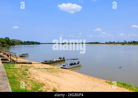 Wildlife viewing boats on Paraguay River, Hotel Baiazinha by the Taiama Ecological Reserve,  Zona Rural, Cáceres, north Pantanal, Mato Grosso, Brazil Stock Photo