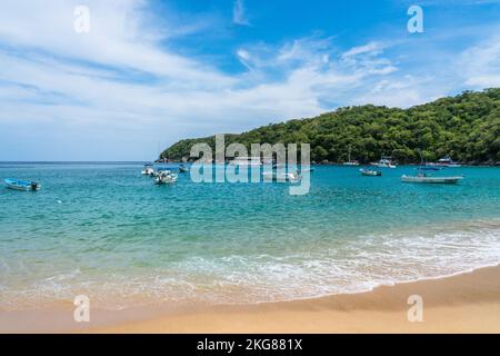 Recreational boats at Maguey Beach in Huatulco National Park on the Pacific Coast of Oaxaca, Mexico.  A UNESCO Biosphere Reserve. Stock Photo